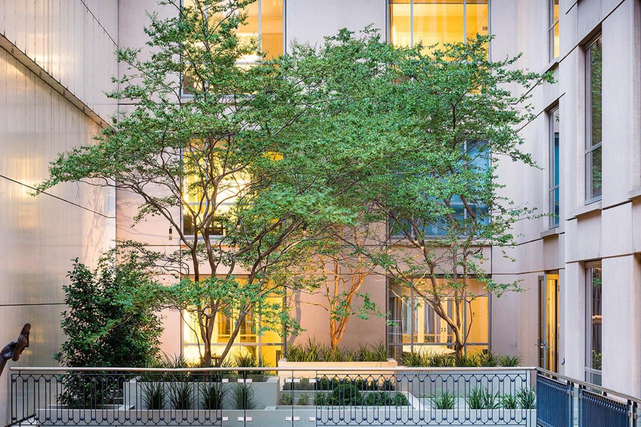 Hotel The Westin Melbourne Zewnętrze zdjęcie The courtyard at the center of the building